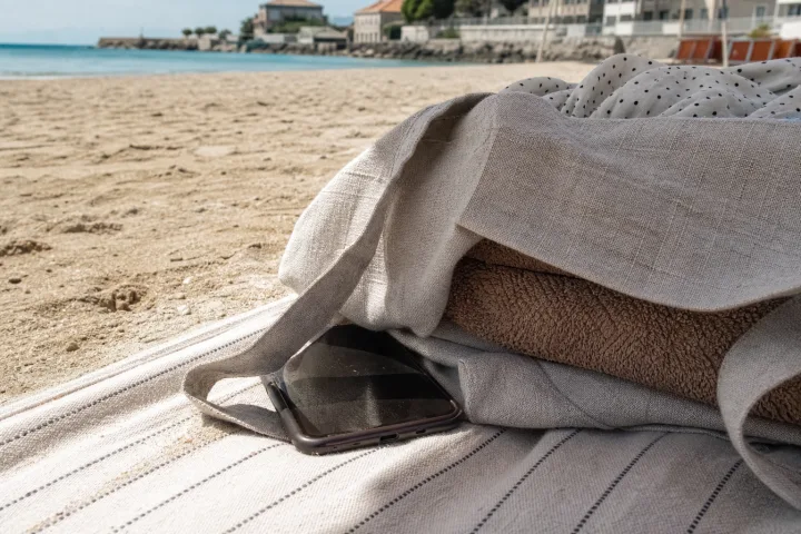 Telefono bollente in spiaggia: 7 errori che accorciano batteria e attenzione