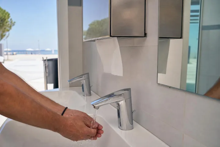 Bagni pubblici in spiaggia o autogrill: igiene reale senza ossessioni