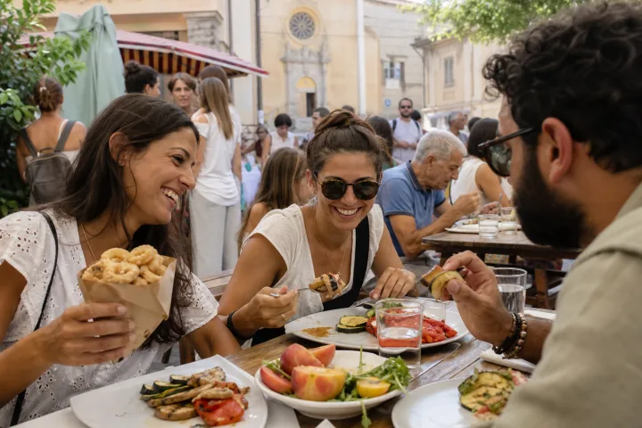 Cosa mangiare a una sagra d'estate per avere energia senza appesantirti