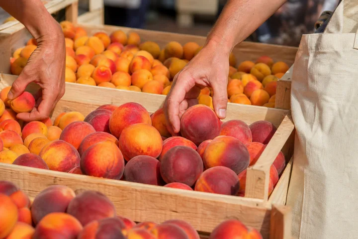 Frutta al mercato d'estate: come sceglierla matura senza buttarne metà