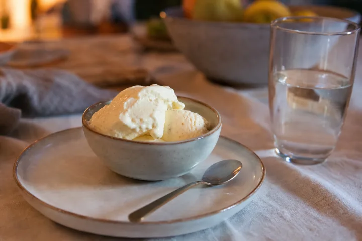 Gelato dopo cena: perché a volte aumenta sete e risvegli notturni