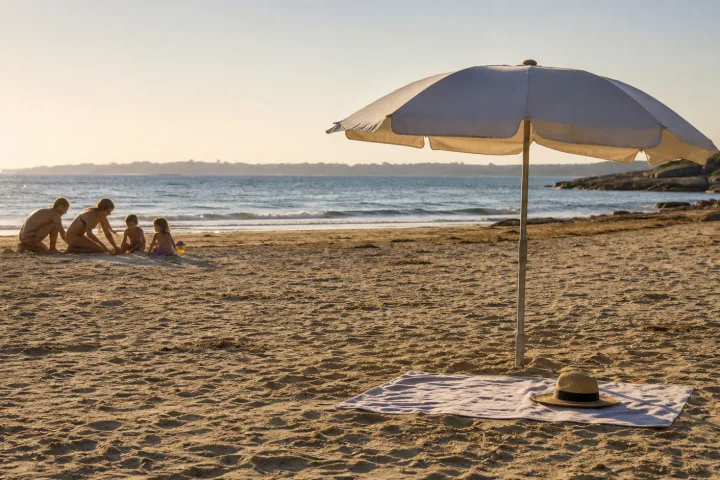 Ombrellone e ombra in spiaggia: come orientarti durante la giornata