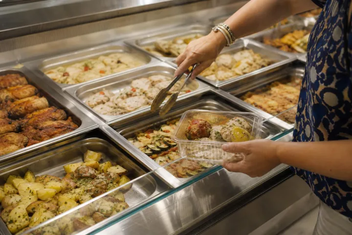 Piatti pronti al banco gastronomia: cosa controllare prima di comprarli con il caldo