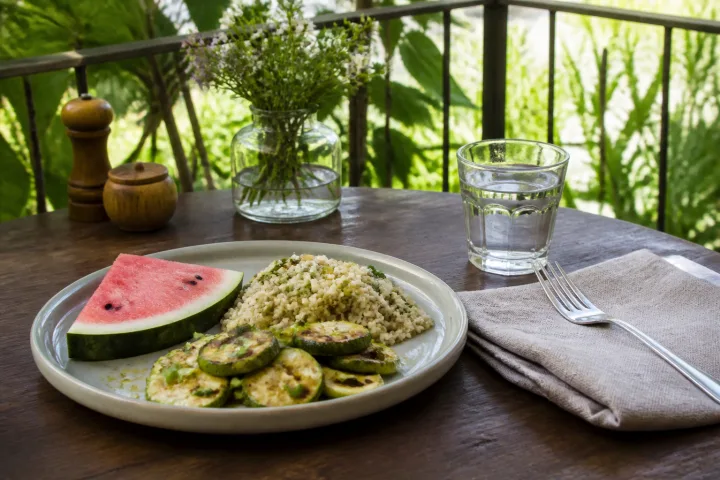Anguria dopo pranzo: quando aiuta e quando gonfia davvero