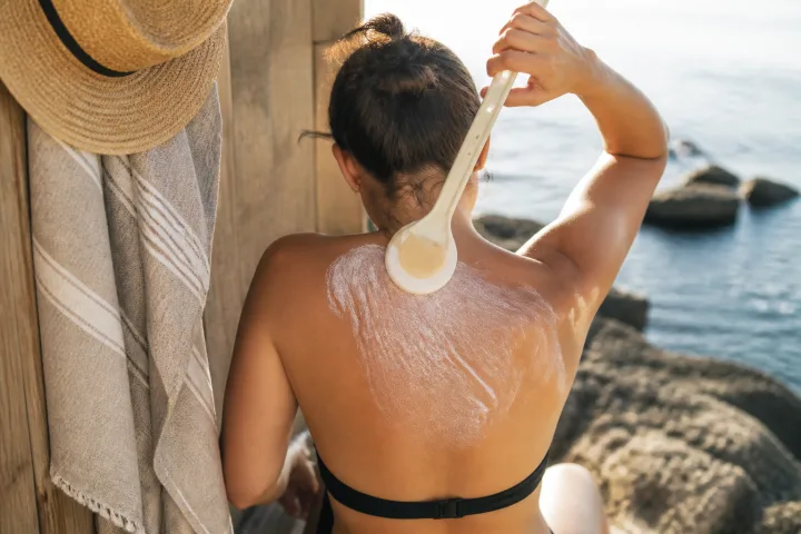 Crema solare sulla schiena: come applicarla bene anche da soli