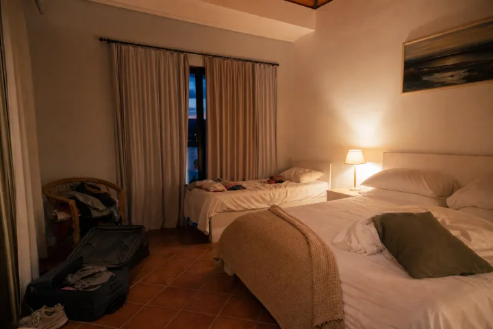 Stanza condivisa in vacanza: come dormire con partner, bambini o amici